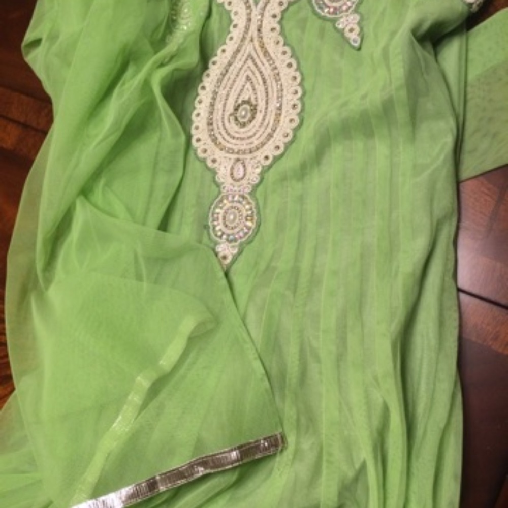 Indian/Bollywood/Pakistani Anarkali Salwar Kameez/Gown/Churidaar - Picture 5 of 8
